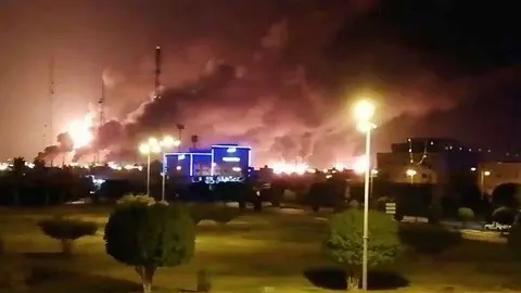 Reuters recoge esta imagen divulgada en redes que muestra humo sobre las instalaciones de Aramco en Abqaiq este sábado.