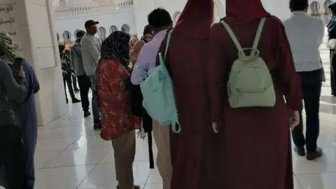 Turistas en la Gran Mezquita de Abu Dhabi sin descalzar. (EL CORREO)