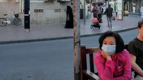Una turista china con mascarilla en Dubai. (EL CORREO)