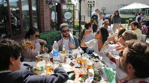 Comensales disfrutan de los calçots en la espectacular terraza del Seville's en Dubai. (EL CORREO)
