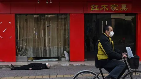 Fallecido en una calle de la ciudad china de Wuhan. (AFP)
