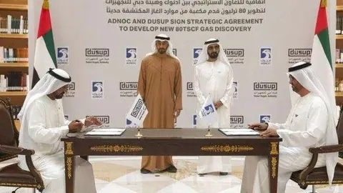  El jeque Mohamed bin Zayed y el jeque Mohammed bin Rashid son testigos de la firma del acuerdo.