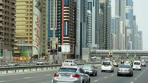 Perspectiva de Sheikh Zayed Road en Dubai.