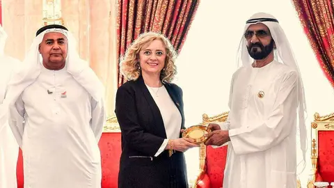 La científica española Lourdes Vega  condel gobernante de Dubai. (WAM)