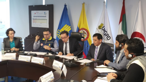 En la imagen de la Cancillería de Colombia, el momento de la firma del acuerdo de ayuda de EAU.