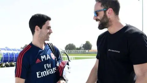 Dos ex futbolistas españoles en Dubai: Mikel Arteta a la izquierda y Manuel Almunia. (Twitter)