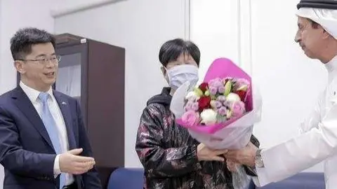 La mujer dada de alta tras padecer Coronavirus junto al cónsul chino y el funcionario de Salud de EAU. (WAM)