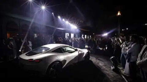 El Ferrari Roma en el hotel Bulgari de Dubai.