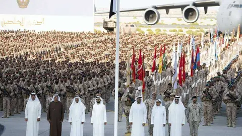 Los líderes de EAU reciben a los soldados que regresaron de Yemen. (WAM)