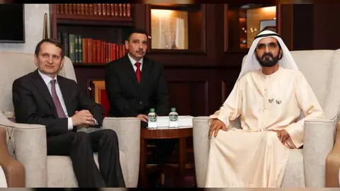 El gobernante de Dubai junto a los representantes del Servicio de Inteligencia rusos. (WAM)