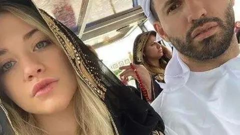 Agüero y su novia en la Gran Mezquita de Abu Dhabi. (Instagram)