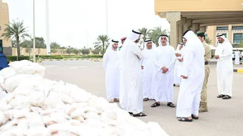 Autoridades de EAU frente a las drogas confiscadas. (WAM)