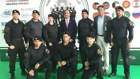 Equipo de Chile participante en el II UAE Swat-Challenge que se desarrolla en Dubai, junto al embajador chileno en Emiratos Árabes, Jorge Daccarett, y a Jorge Román, asesor de la Policía de Dubai. (Cedida)