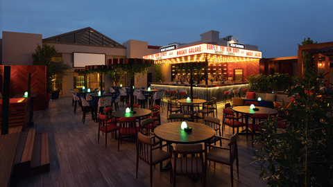 Imagen del Stage Lounge en el hotel Occidental Dubai Production City. 