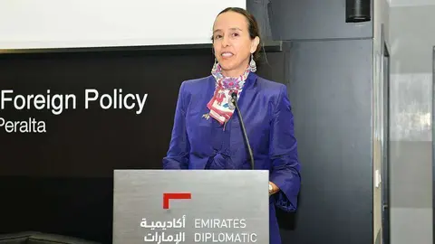 Francisca E. Méndez, embajadora de México en Emiratos Árabes, en su intervención en la Academia Diplomático de Emiratos con motivo de la conferencia de Martha Delgado. (Manaf K. Abbas / EL CORREO)