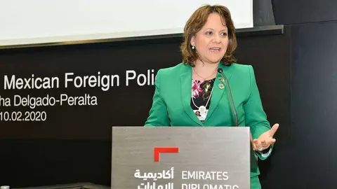 Martha Delgado, durante la conferencia que impartió en la Academia Diplomática de Emiratos. (Manaf K. Abbas / EL CORREO)