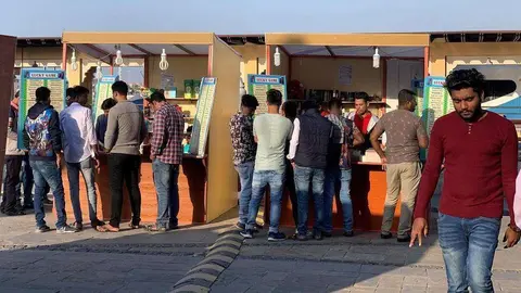 En la imagen de The National, quioscos de apuestas en el Creek de Dubai.