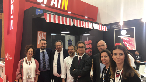 Responsables de Provacuno junto al embajador de España en Abu Dhabi en el stand de Gulfood. (Cedida)