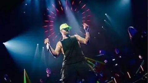 Maluma canta en el Coca Cola Arena de Dubai.