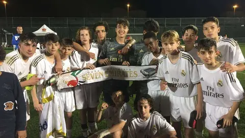 El equipo madridista campeón con la bufanda de la peña 7 Emirates. (EL CORREO)