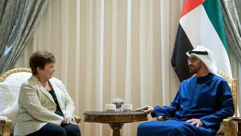 La directora del FMI y el príncipe heredero de Abu Dhabi. (WAM)