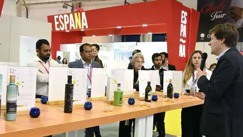 Emilio Molina, del ICEX, durante la cata ‘La experiencia del aceite de oliva extra virgen’ organizada por España en Gulfood 2020. (EL CORREO)
