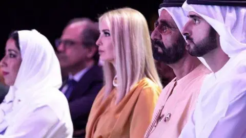 Ivanka Trump junto al gobernante y el príncipe heredero de Dubai. (WAM)
