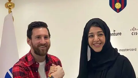 Messi junto a la ministra de Estado de Cooperación Internacional de EAU y directora general de Expo 2020 Dubai. (Twitter)