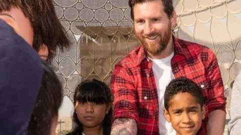 Messi junto a los estudiantes en el sitio de la Expo 2020 Dubai. (WAM)
