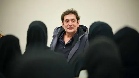 Agustí Villaronga, entre mujeres emiratíes durante el acto que ha protagonizado en UAE's Cultural Foundation en Abu Dhabi. (Manaf K. Abbas / EL CORREO)