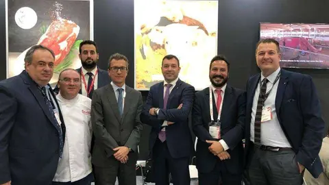 El embajador y el consejero económico jefe de España en Emiratos Árabres, junto a Mariano Andrés y representantes de Provacuno en Gulfood 2020. (Cedida)