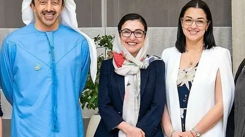 La representante de El Salvador, primera por la izquierda, junto al ministro de Exteriores de EAU. (WAM)