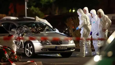 En la imagen de Reuters, expertos forenses alemanes en el lugar de uno de los ataques.