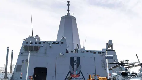 En la imagen de The National, el buque estadounidense en Abu Dhabi.