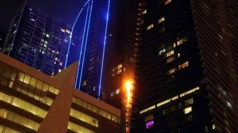 Una imagen del Khaleej Times del fuego en la torre de Dubai.