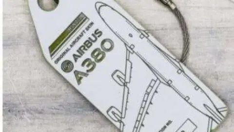 Un modelo de llavero realizado con el fuselaje de un A380.