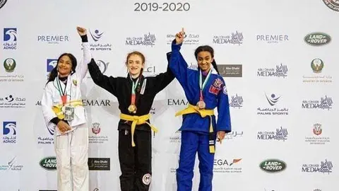 La española Lola Martínez, en lo más alto del podio en Abu Dhabi. (Cedida)