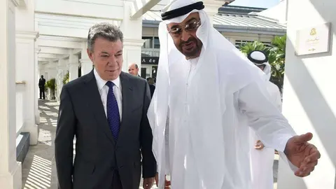 El presidente Santos junto al príncipe heredero de Abu Dhabi. (Cedida)