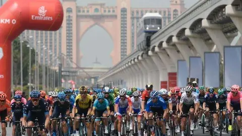 El UAE Tour 2019 a su paso por La Palmera de Dubai.