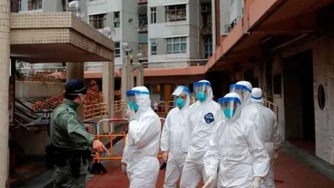 Personal sanitario lucha contra el coronavirus en todo el mundo.