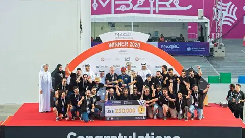 El equipo español ganador del Desafío 3 en Abu Dhabi. (WAM)