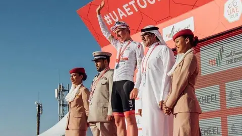 Un integrante del UAE Emirates en el podio del Tour de Emiratos. (Twitter)