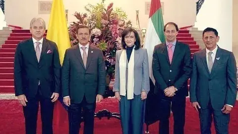 De izquierda a derecha, el embajador de Colombia en Abu Dhabi, el ministro de Economía de EAU, la canciller de Colombia, el ministro de Comercio de Colombia y el embajador de EAU en Bogotá. (Twitter) 