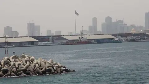 Un ferry iraní se aproxima al puerto de Sharjah. (EL CORREO)
