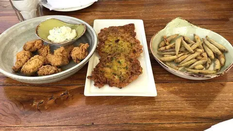 Adobo, tortillitas de camarones y pescaíto frito, todo delicioso en el Seville's para celebrar el Día de Andalucía. (EL CORREO)