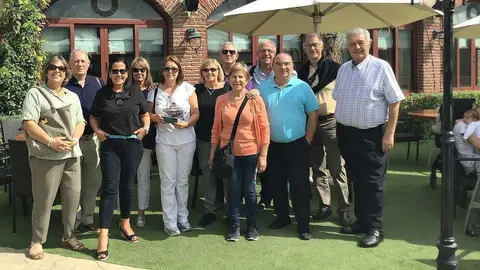 Turistas españoles, durante una parada en el restaurante Seville's de Dubai, junto a Mariano Andrés y una representante de EL CORREO DEL GOLFO. (EL CORREO)