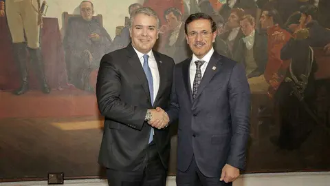 El presidente de Colombia, Iván Duque -izquierda-, saluda al ministro de Economía de Emiratos Árabes, Sultán bin Saeed Al Mansouri, durante su encuentro en Bogotá. (WAM)