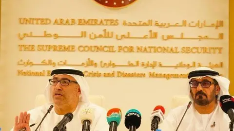 El ministro de Salud y Prevención de EAU junto con el ministro de Educación emiratí.