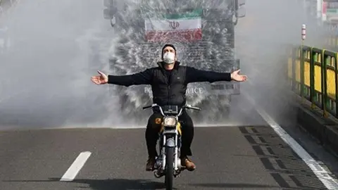 Un camión de la Guardia Revolucionaria rocía desinfectante en Teherán la capital de Irán.