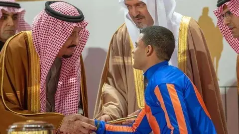 El rey Salman felicita al jinete panameño. (Al Arabiya)